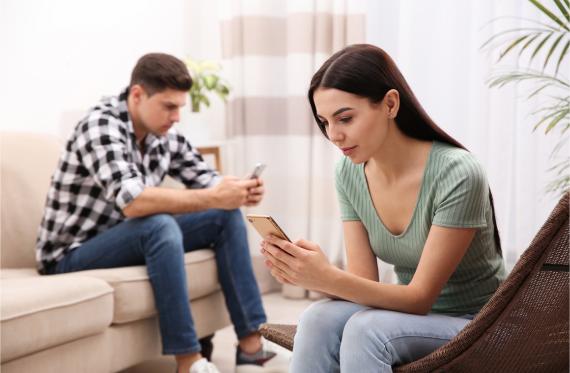 couple addicted to smartphones