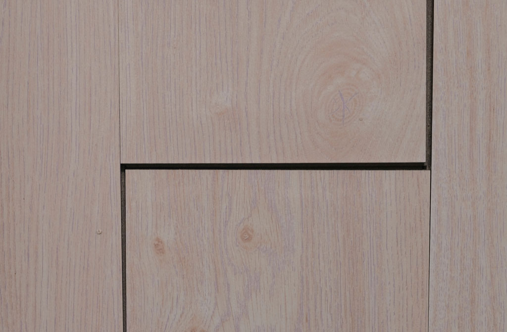 image of laminate flooring gaps
