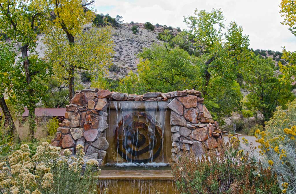 entrance caliente hot springs new