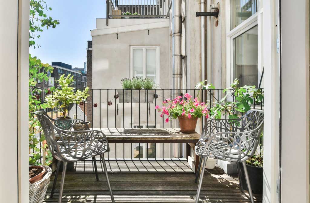 balcony full plants