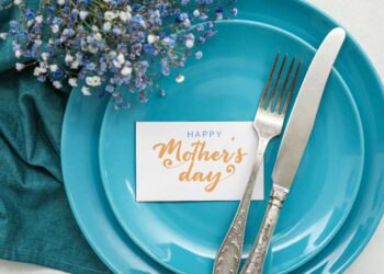 stylish table setting flowers mothers