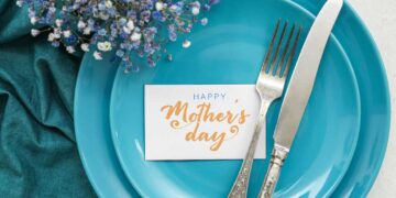 stylish table setting flowers mothers