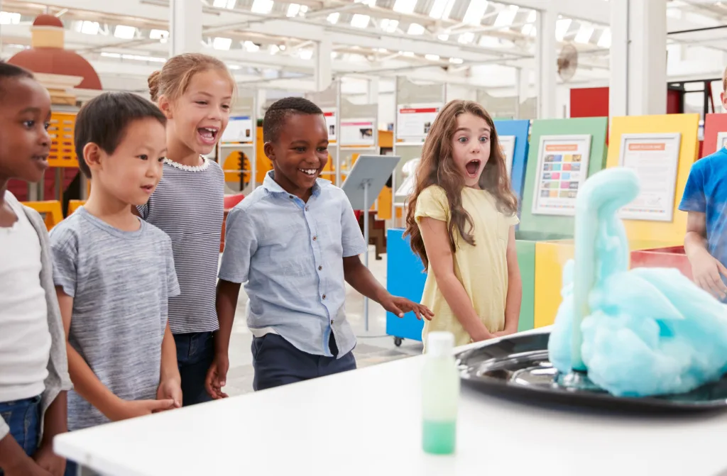 kids watching fun experiment